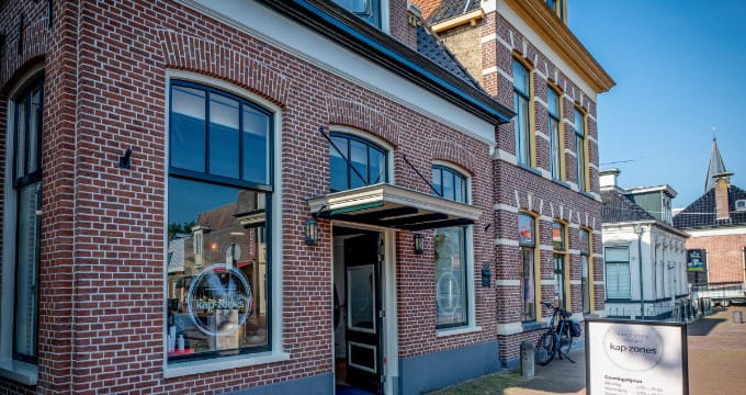 Buitenfoto van de voorkant van de kapsalon in Joure 