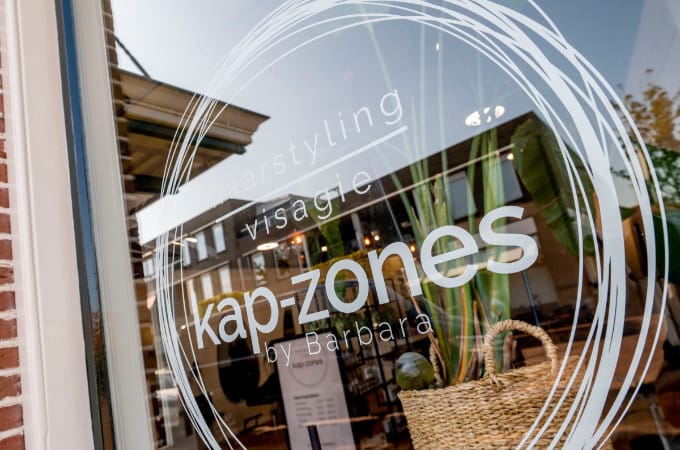 Sticker met logo Kap-zones by Barabara op raam